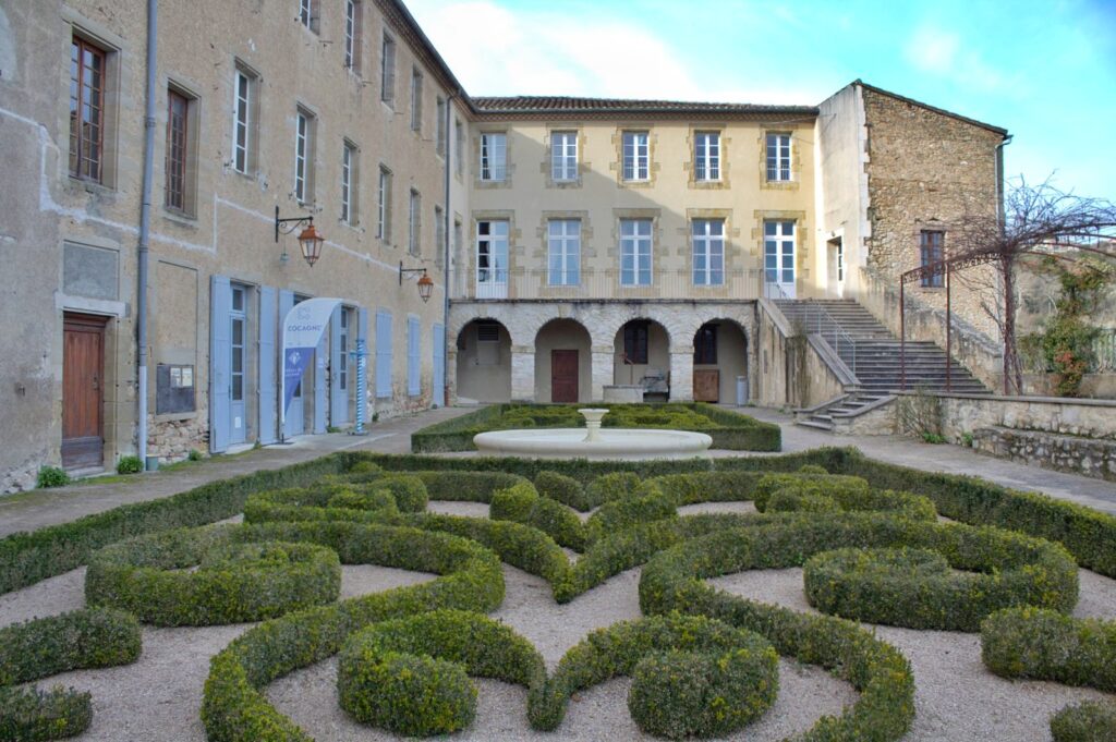 Grab Your Pillow - The Tourist Office in Lautrec