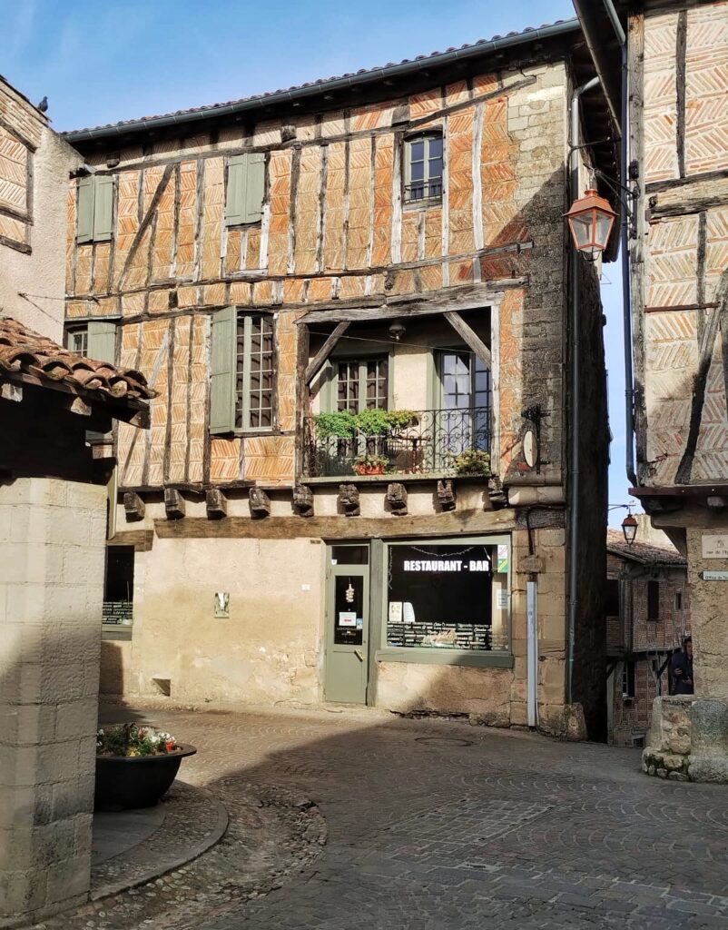 Grab Your Pillow - Discover the medieval buildings in Lautrec