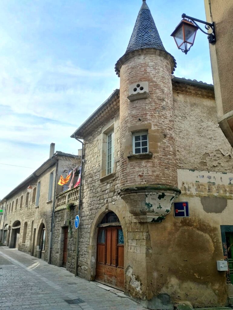 Grab Your Pillow - Discover the medieval buildings in Lautrec