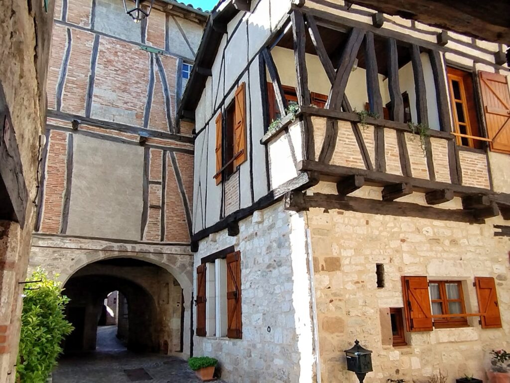 Grab Your Pillow, Half timbered houses and arch, Castelnau-de-Montmiral