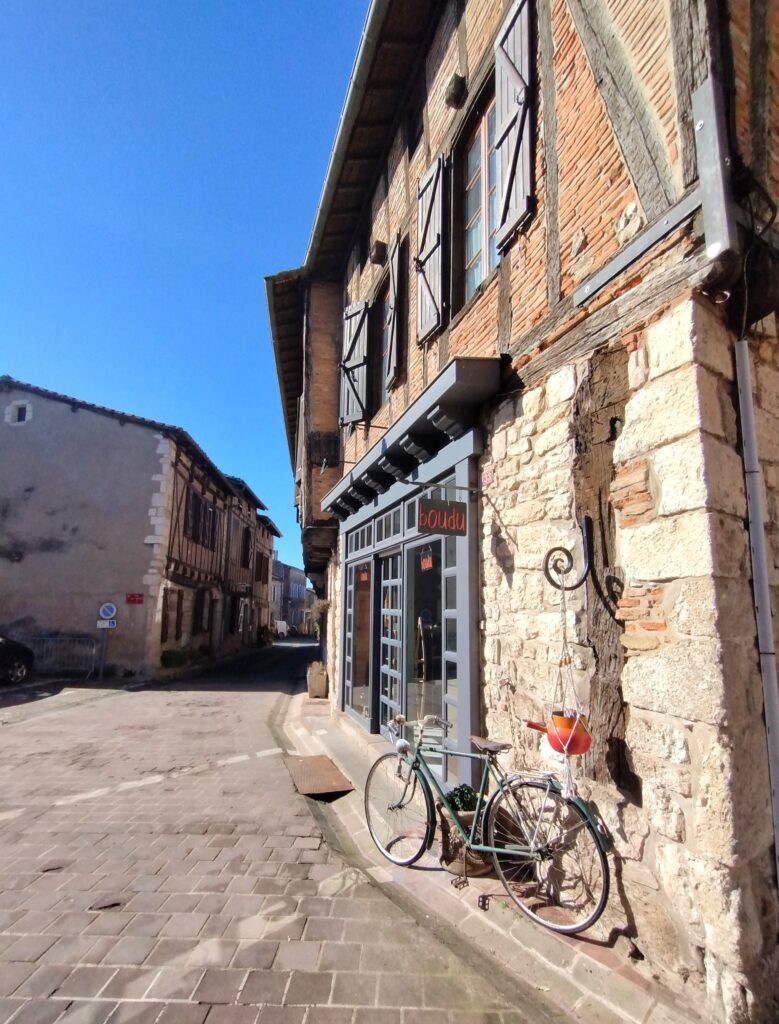 Grab Your Pillow, local shop, Castelnau-de-Momtmiral