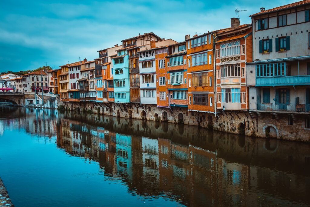 Grab Your Pillow - Old houses Castres